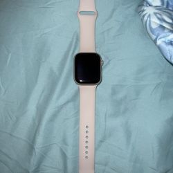 Apple Watch Series 7 with 45mm Starlight Aluminum Case and