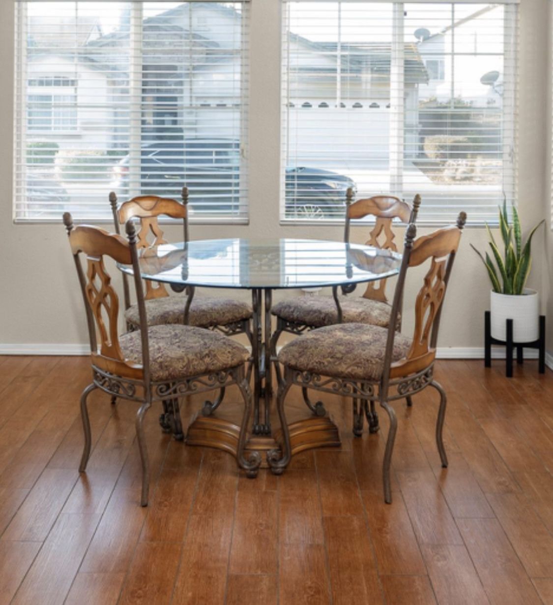 4 Chair Glass Dinning Table.