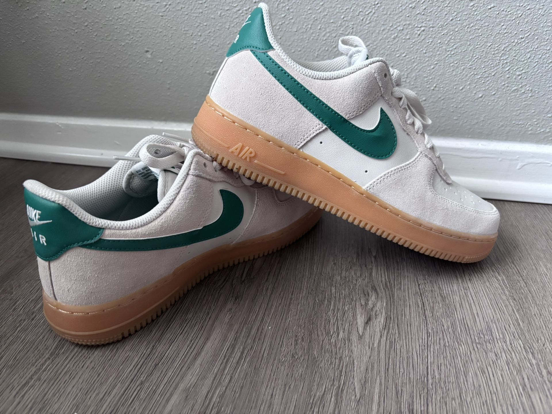 4 Pairs of Nikes If you had to pick only 4 pairs of shoes to travel with  main image 3