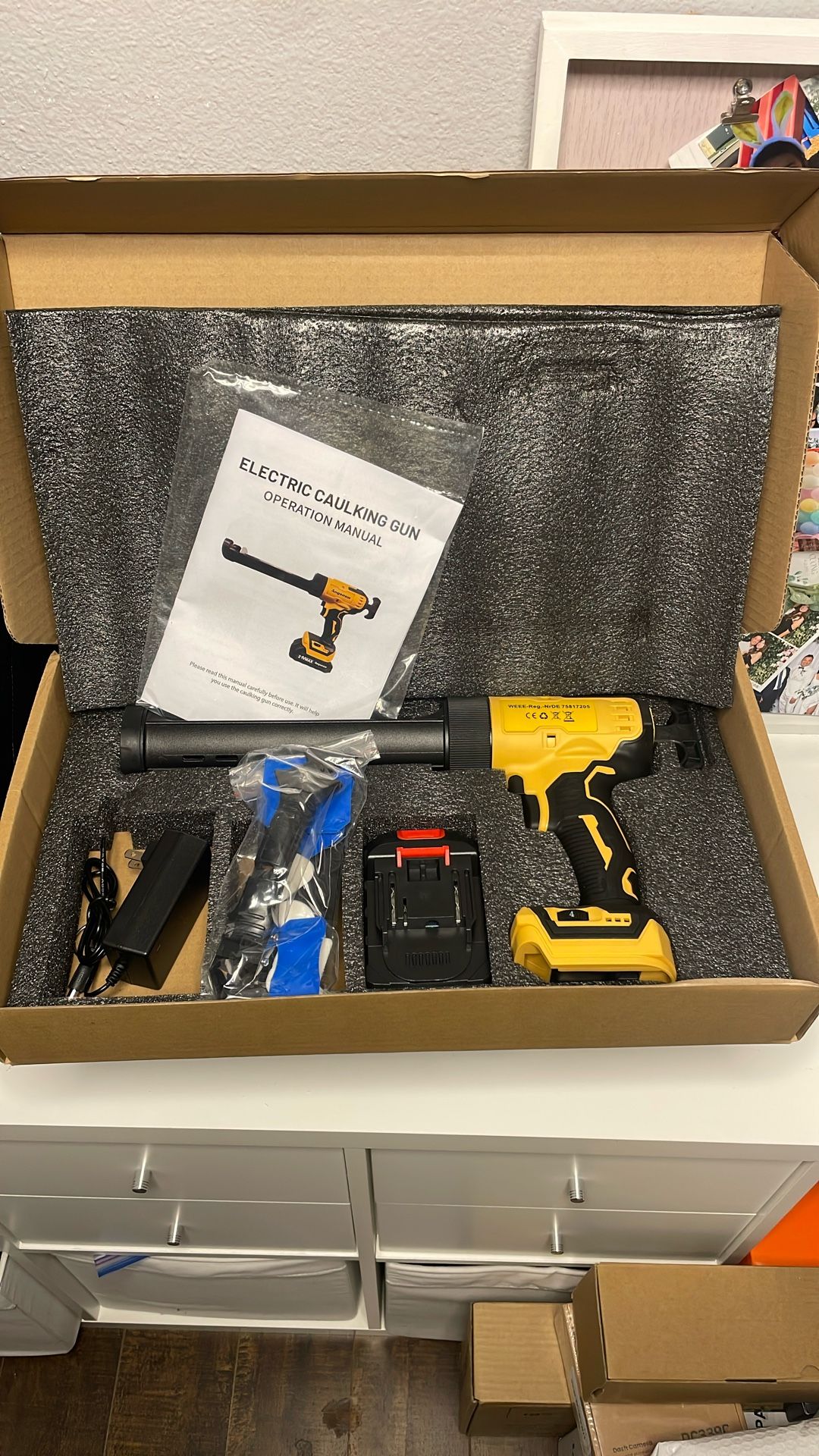 Electric Caulking Gun - Full Set & Battery New