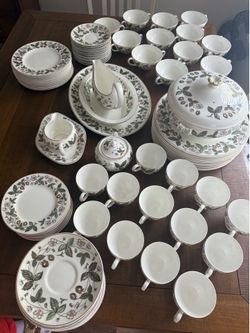 Wedgwood Bone China "Strawberry Hill" 96-Piece Dinnerware Set - Made in England - Complete & Excellent Condition it