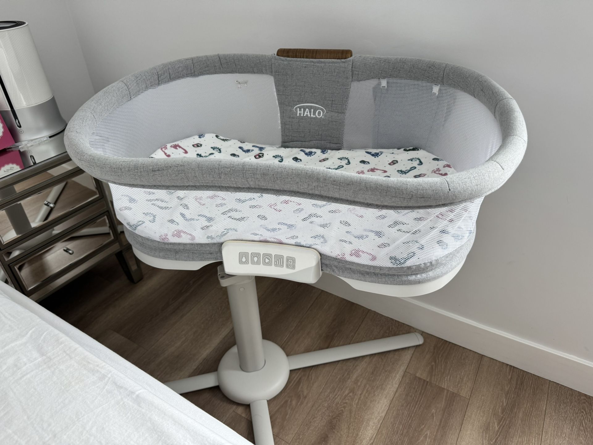 HALO BassiNest Luxe Swivel Sleeper Bassinet For Baby Bed