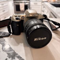 Nikon camera With Lens