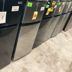 Magic Chef Mini Refrigerators 4.5 cu. ()