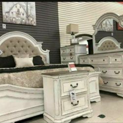 Realyn Chipped White Panel Bedroom Set 