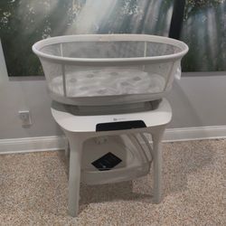 4moms MamaRoo Sleep Bassinet with basket and sheets