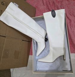 White Knee-High Pointed Toe Boots size 6