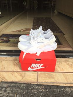 White Nike Huaraches