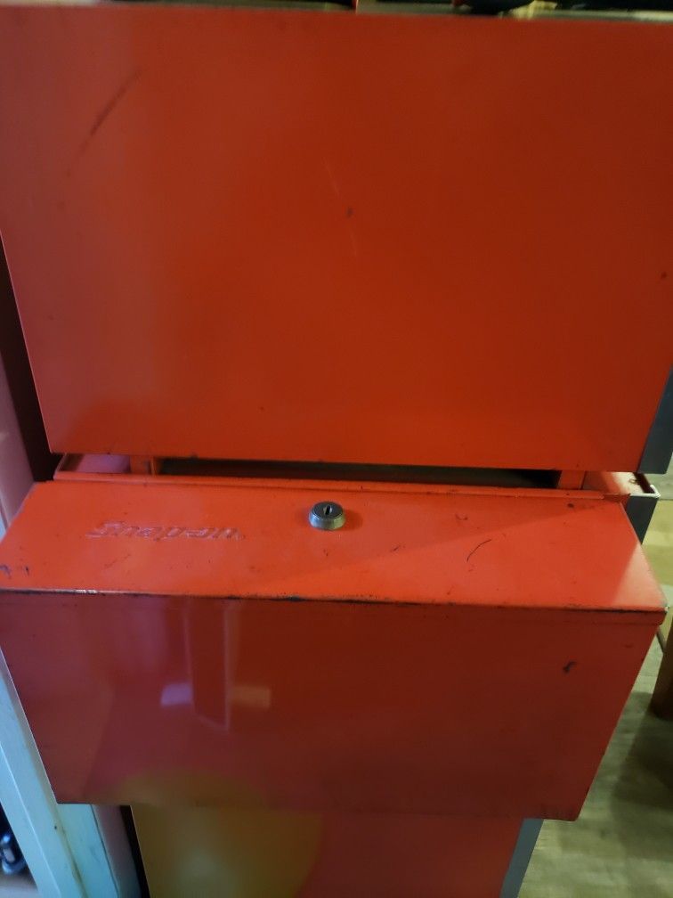 Snap on pry bar holder