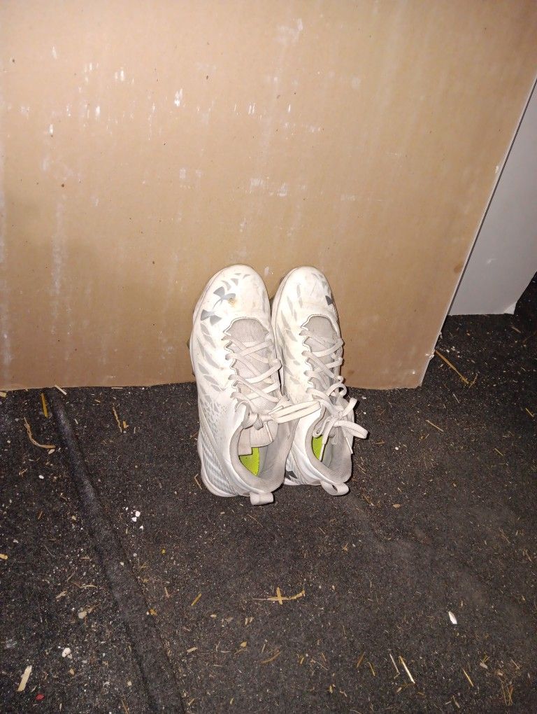 Under Armour Size 8 Football Cleats
