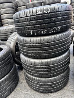 Tengo un Set de llantas en muy buenas condiciones, marca MICHELIN p225/50R17 instaladas y balanceadas por el mismo precio  $200