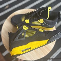 Jordan 4 Retro “Thunder”