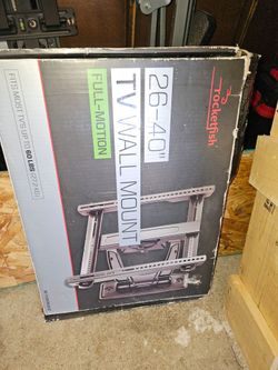 Rocketfish 26–40" Full-Motion TV Wall Mount (model RF-TVMFM02V2).