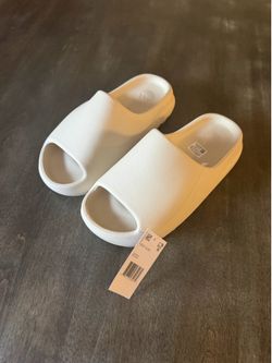 Yeezy Slides “Pure” Size 9 (No Box)