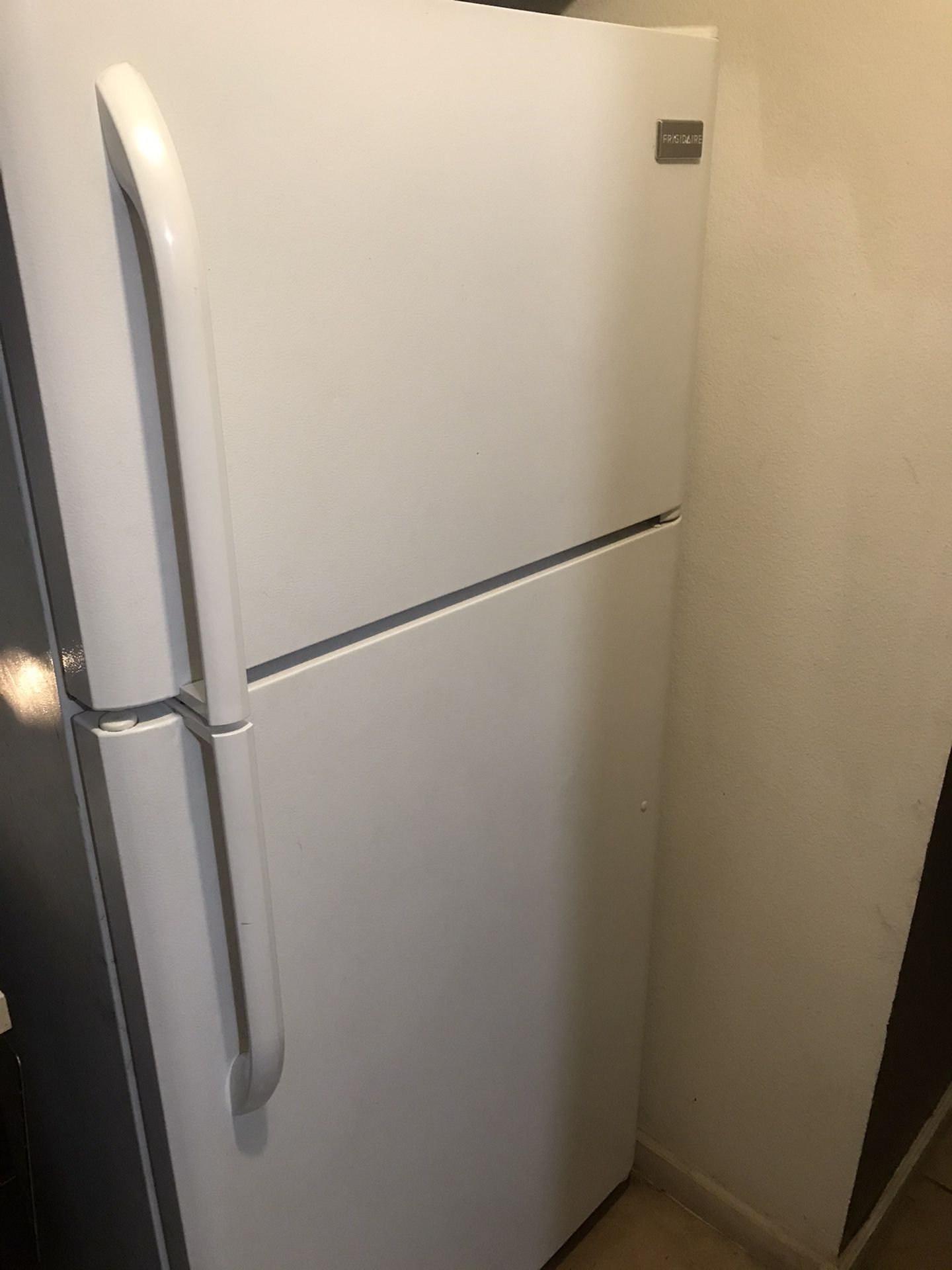 18.2 cu Ft Frigidaire Refrigerator 🌏