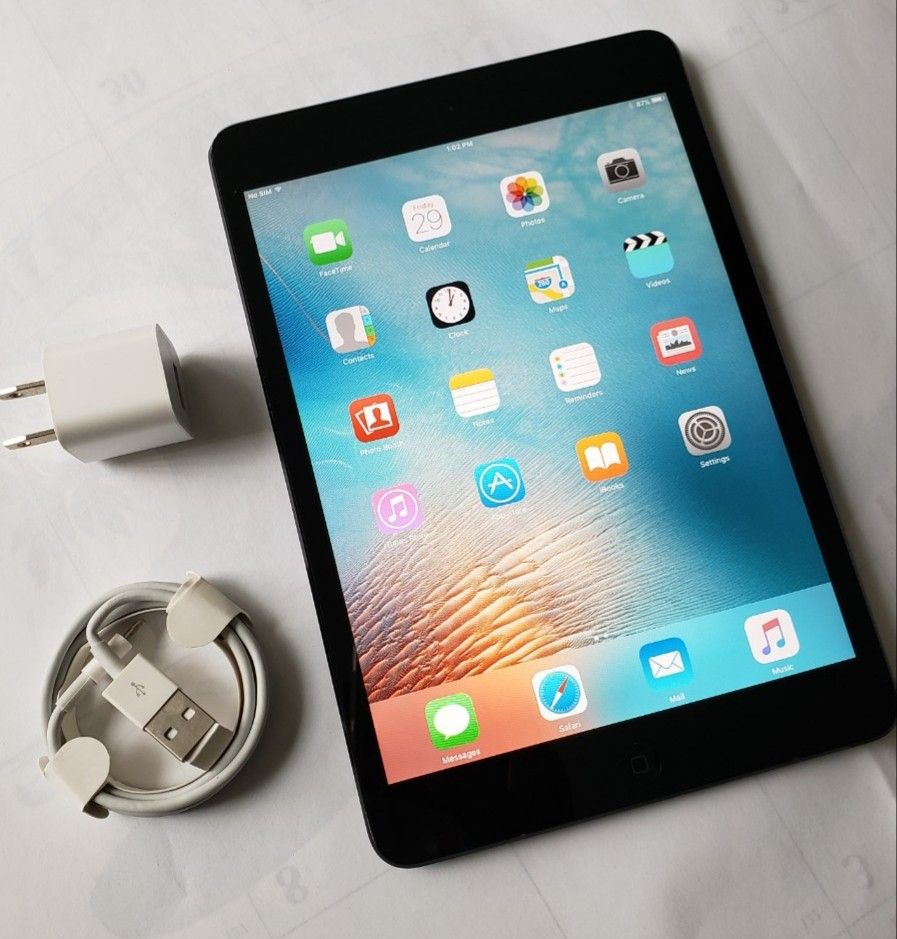 iPad Mini 1, Wi-Fi Internet Access, Excellent Condition. Like New