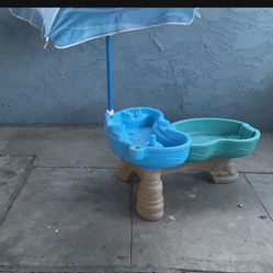 Double Water Table With Umbrella 30$