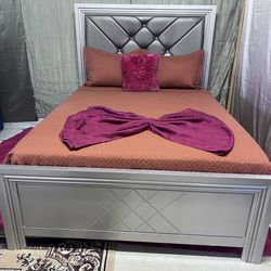 Queen Size Bed Includes Mattress And Box Spring In Good Condition. Hablo español y entrego