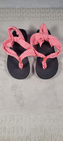 🩷 Title:
Cat & Jack Pink Stripe Sandals – Girls’ Size 2/3 – Like New

🖊️ Description:
Adorable Cat & Jack sandals with a black base and pink-white 