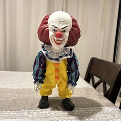 Mezco Toys IT Talking Pennywise Figure