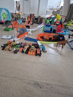TONS of Hot wheels