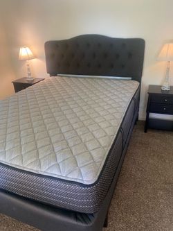 Queen Bed- complete set!