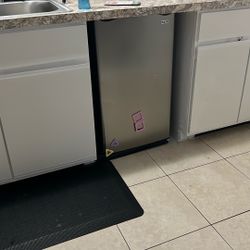 Mini Fridge W/freezer
