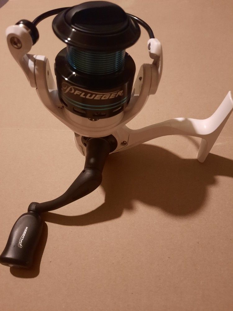 Pflueger Monarch Spinning Fishing Reel, Size 30 - Brand New Never Even Had Line On It.