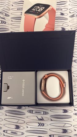 ⌚ BRAND NEW SEALED Fitbit Versa Smartwatch – Peach/Rose Gold – Small & Large Bands