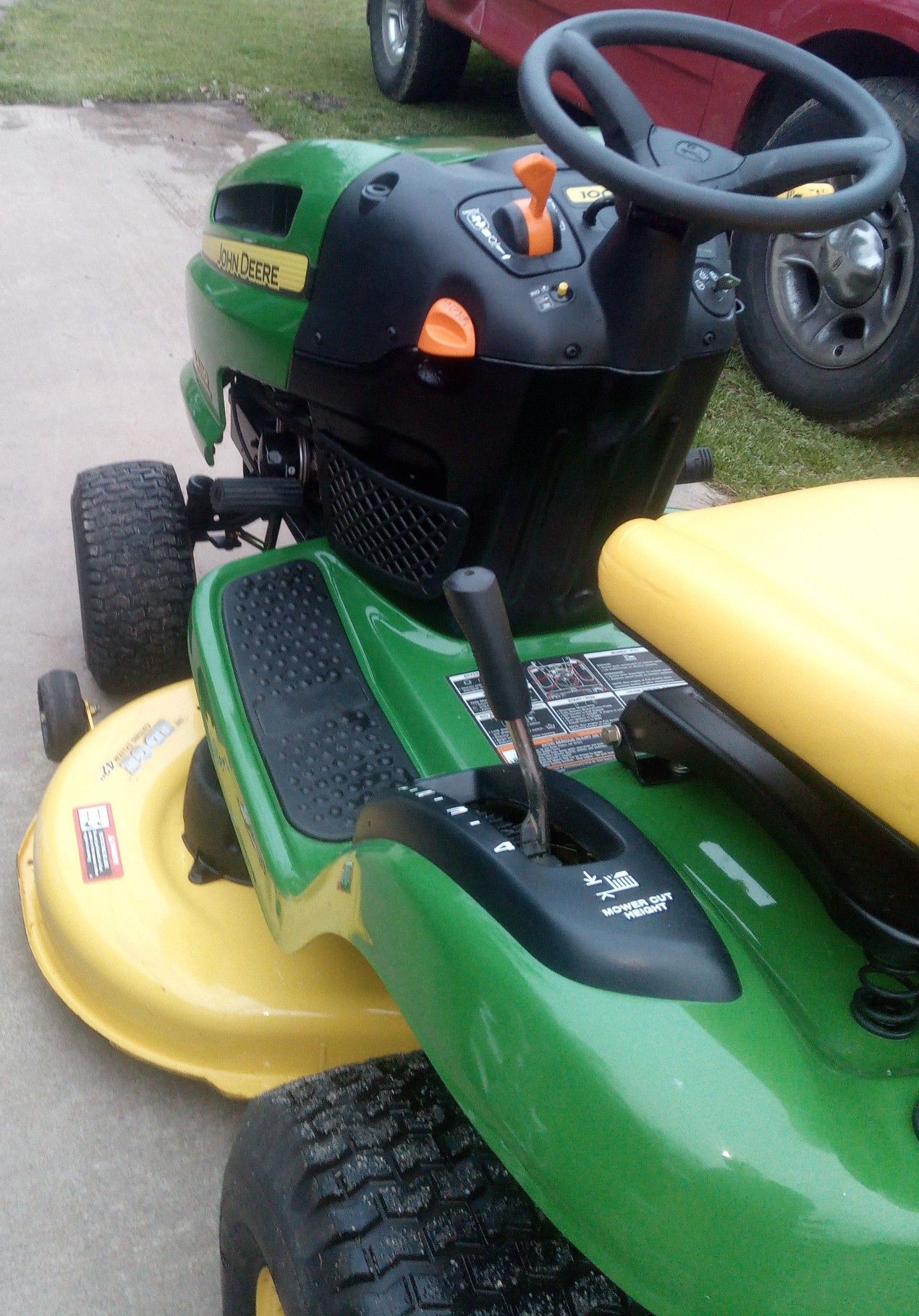 John Deere LA110 with 19.5 Horsepower engine and 42" Cutting Deck Like NEW Condition