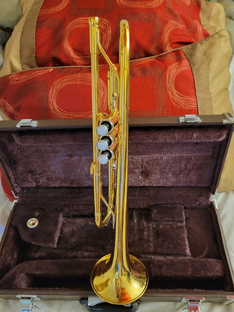 Very Nice Yamaha YTR2330 Trumpet