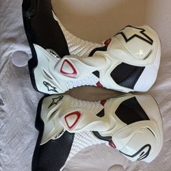 Alpinestars SMX-6 vented riding boots.