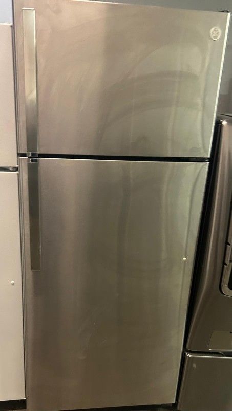 GE Top-Freezer Refrigerator 