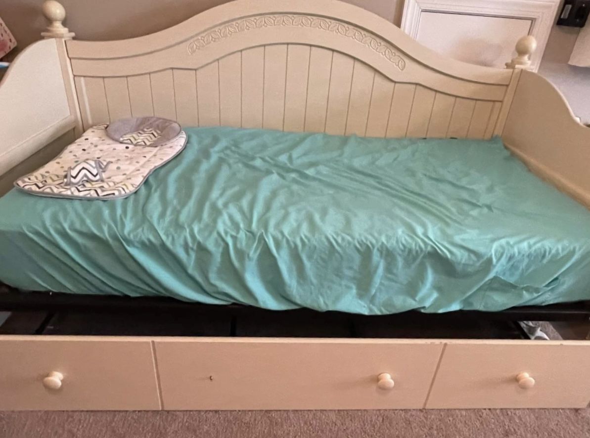 Ashley Furniture Daybed With Trundle And Twin Mattress