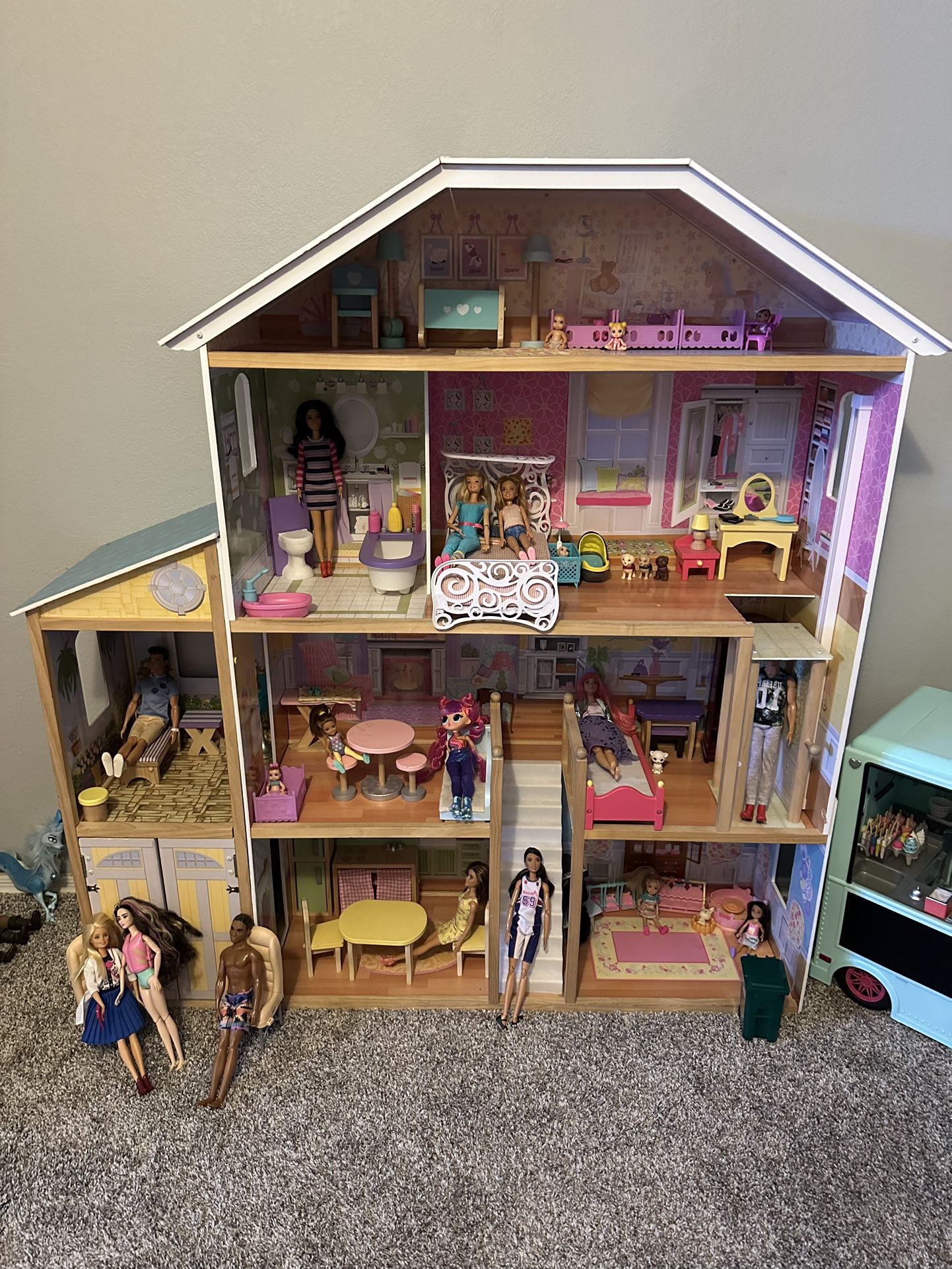 Doll House and Dolls 
