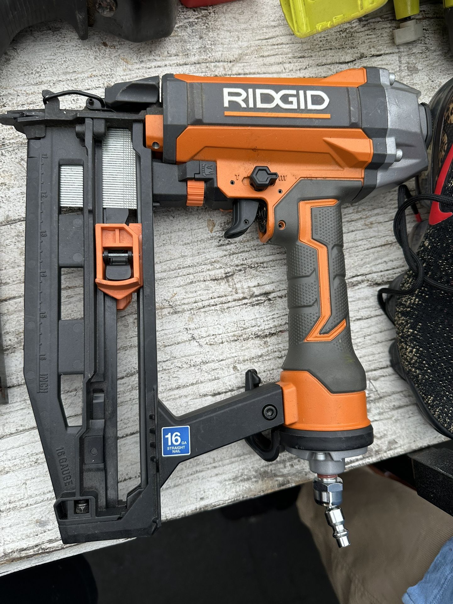 RIDGID Pneumatic 16-Gauge 2-1/2 in. Straight Finish Nailer with CLEAN DRIVE Technology
