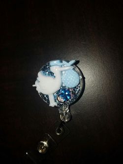 Retractable bagde holder