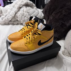 Jordan 1 Mid University Gold