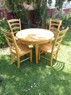 Round dinning table