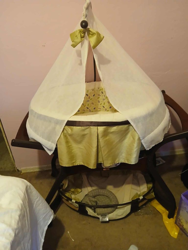 Fisher-Price Zen Collection Gliding Bassinet