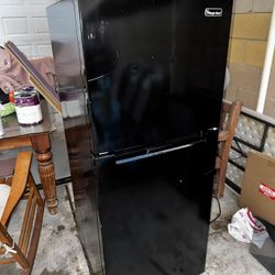 Magic Chef Fridge With Freezer