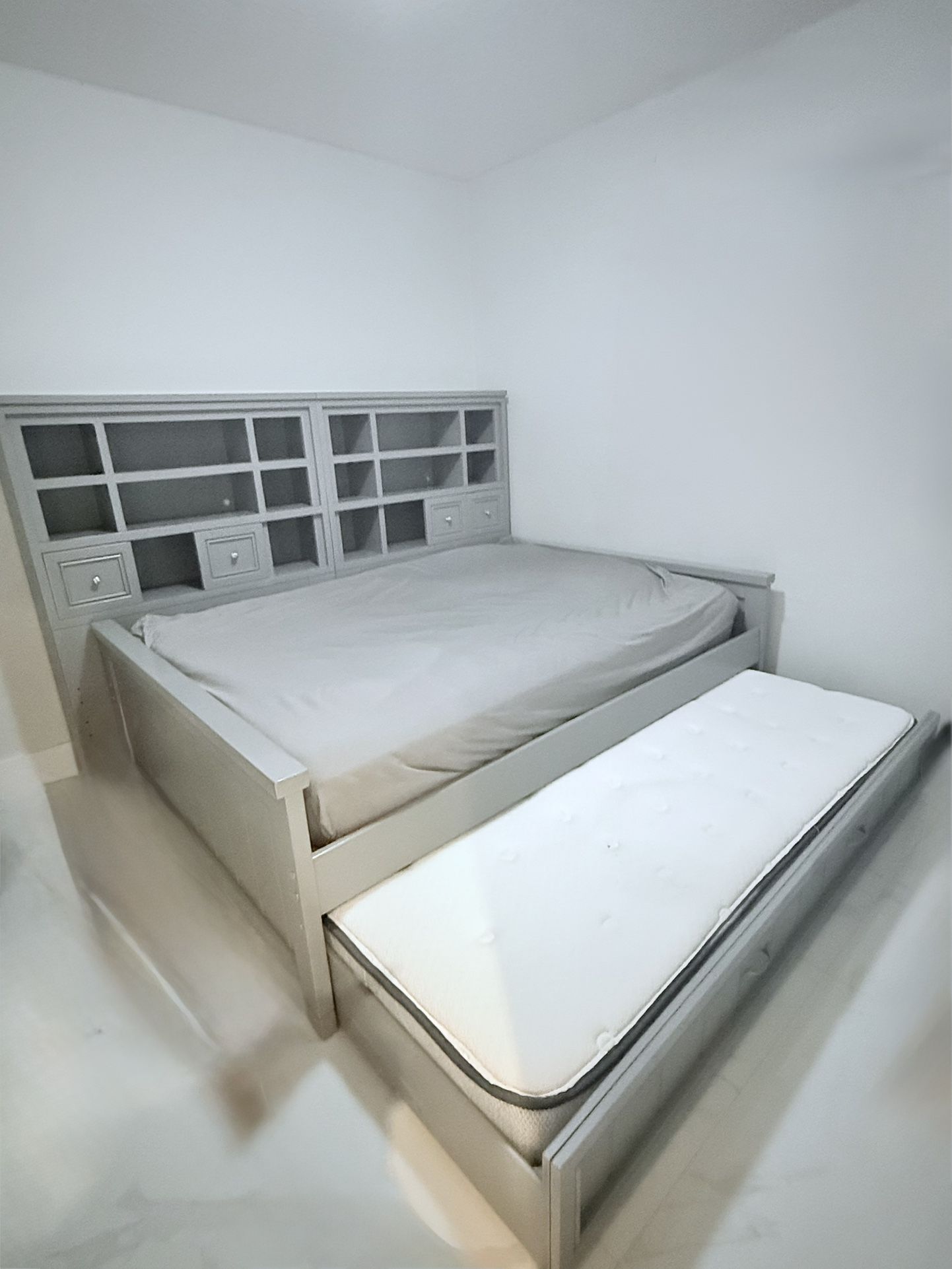 Full-Size Bookcase Daybed with Shelves, Drawers & Trundle – Great for Storage or Guests