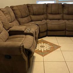 Beautiful Brown Sectional With 3 Recliners 