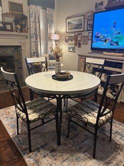 Dining/Kitchen Table and Chairs