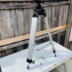 Meade #884 Deluxe Field Tripod For EXT 90, 105 & 125 Telescope