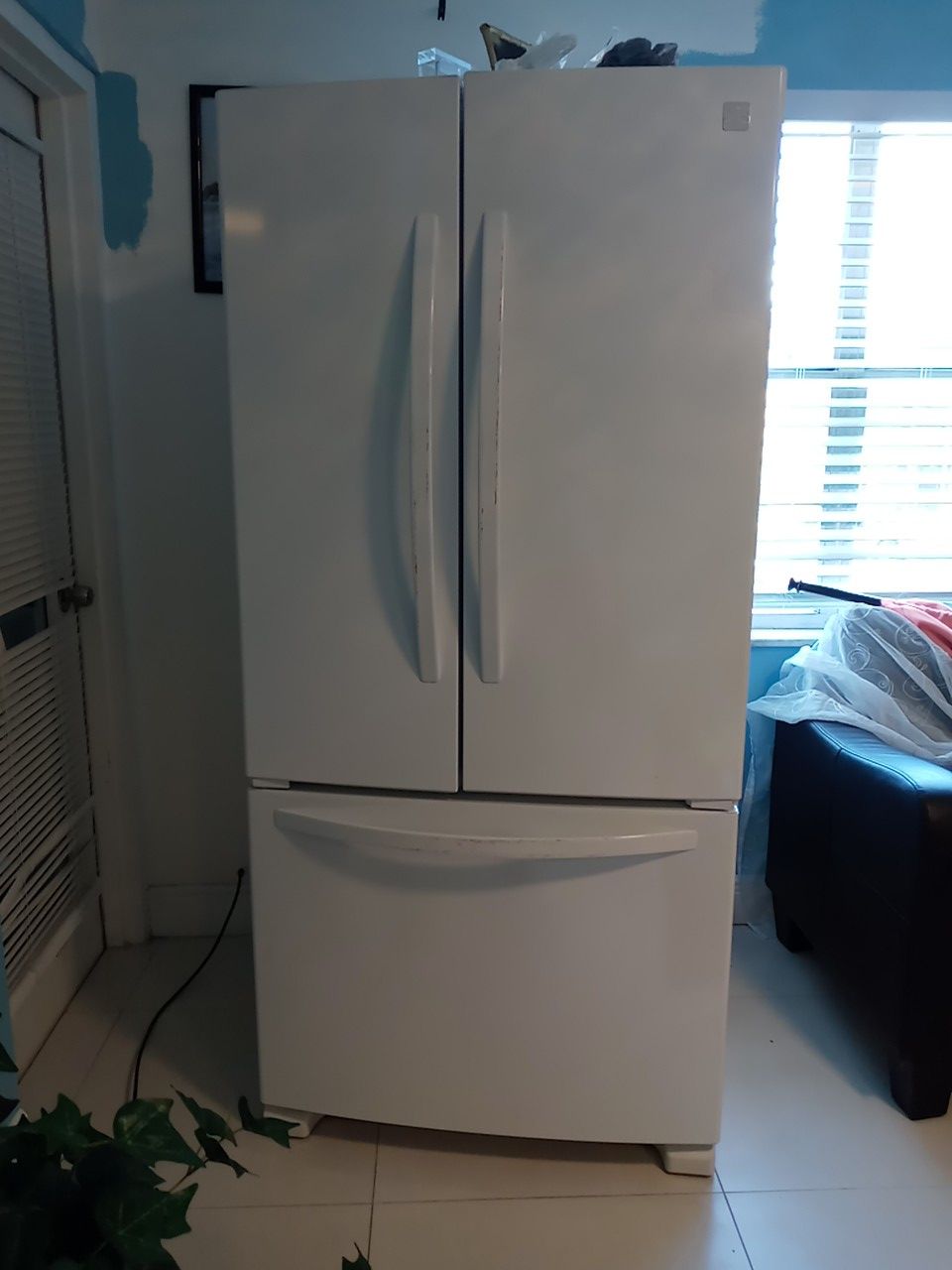 I am selling a semi new refrigerator only royon detail in the door handle for the move l deliver to my home