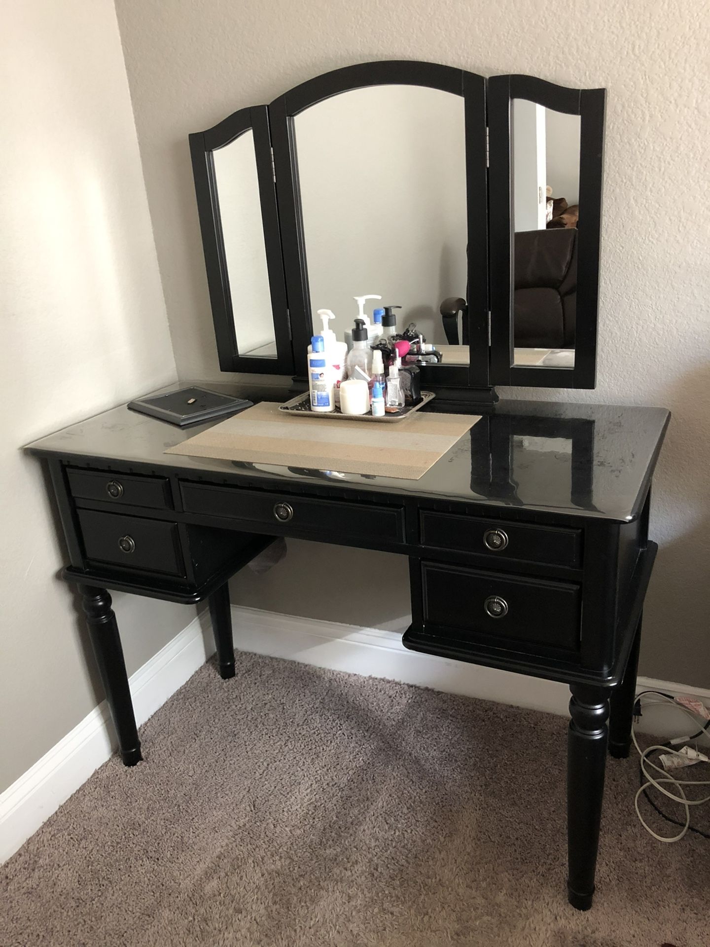 4 Piece Bedroom Set. Queen Size Bed Dresser and Two Night Stands.
