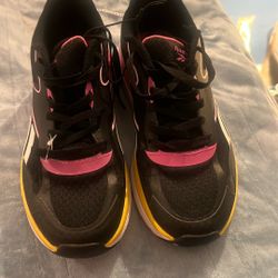 Women’s reeboks Size 8 