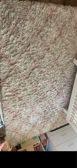 5.5 ft by 7.5 ft pink and white carpet make a offer