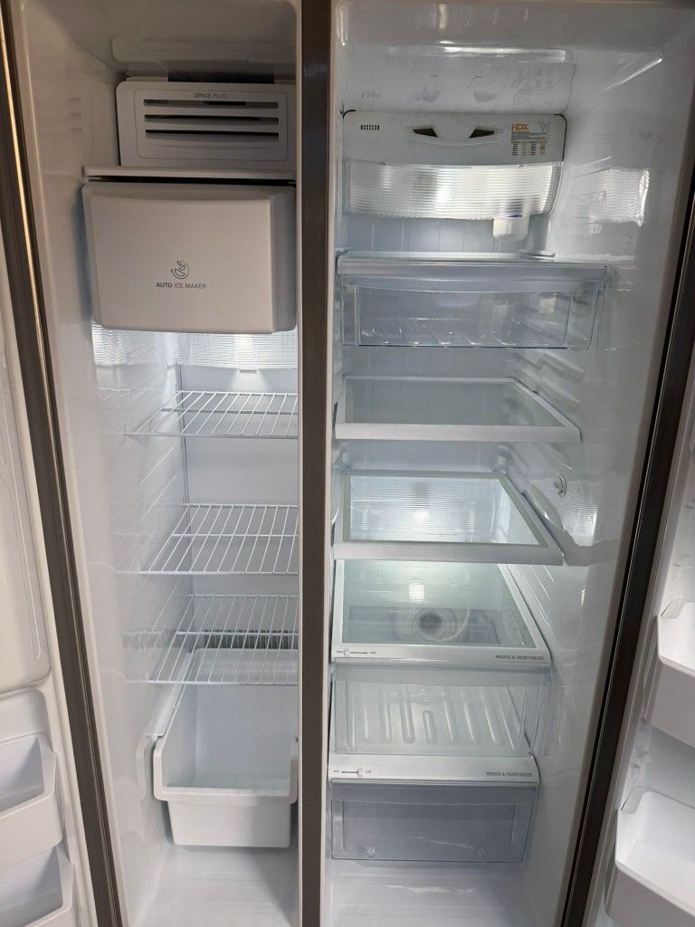 Refrigerator. 36(W) x 33(D) x 70(H)